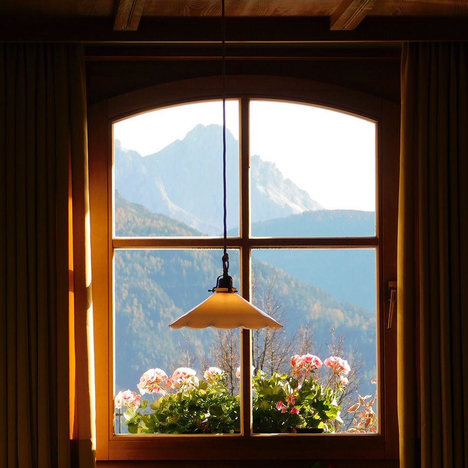 Ventana de Madera con montaña de fondo