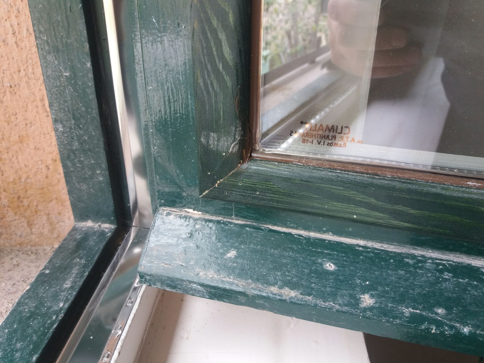 Burlete Flexible en ventana de madera
